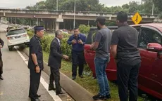 Hình ảnh Quốc vương Malaysia dừng xe giúp người bị nạn gây "sốt"