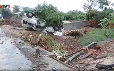 Bình Thuận: Ôtô 16 chỗ lao vào lề lật ngửa, 3 người bị thương