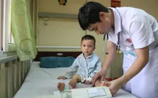Kinh hãi căn bệnh khiến bé trai 3 tuổi tê liệt 2 chân, khó cử động chỉ sau giấc ngủ trưa
