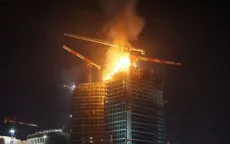 Cháy tòa nhà chọc trời ở Ba Lan