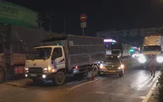Bình Dương: Xe 7 chỗ vỡ nát sau va chạm, 6 người thoát chết