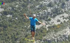 Mạo hiểm màn đi dây trên không qua dãy núi Alps
