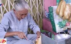 Bà lão 75 tuổi và gánh hàng đặc biệt