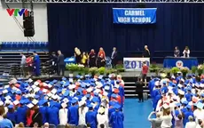 Cả khán phòng yên lặng khi chàng trai tự kỷ nhận bằng tốt nghiệp