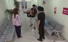 Về nhà đi con - Tập 64: Vũ bế Nhã vào viện trước mặt bố mẹ và Thư