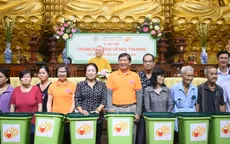 TP.HCM tặng hàng ngàn thùng đựng rác cho người dân