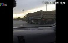 Rùng mình xe ben mất một bánh vẫn chạy trên đường