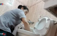 “Rùng mình” khách sạn dùng khăn tắm lau… bồn cầu