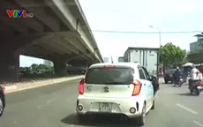 Nhập làn thiếu quan sát, ô tô con đâm vào đuôi xe tải