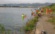 Vô tư tắm sông Đà dù có biển cấm