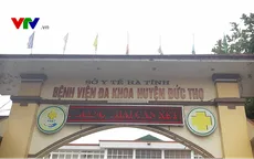 Vụ trẻ sơ sinh có vết thương bất thường ở cổ: Đình chỉ công tác kíp trực