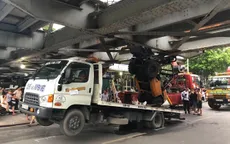 Xe cứu hộ mắc kẹt dưới gầm cầu Long Biên