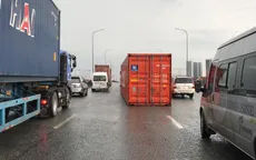 Thùng container bị lật, đè lên xe tải trên cầu Đồng Nai