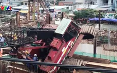 Cần cẩu sập đổ vào nhà dân tại TP.HCM