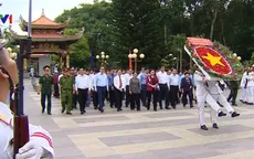 Chủ tịch Quốc hội dâng hương, tưởng niệm các anh hùng liệt sỹ ở TP.HCM