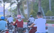 Dùng điện thoại khi điều khiển phương tiện giao thông, xử phạt liệu có khả thi?