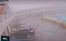 Lốc xoáy cuốn phăng mái khách sạn