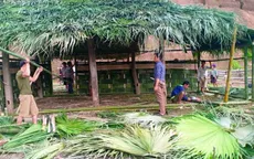 Người dân biên giới đóng góp vật liệu, công sức xây dựng phòng học cho con em