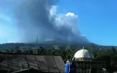 Núi lửa ở thành phố lớn thứ ba Indonesia thức giấc