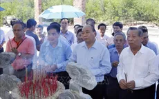 Thủ tướng dâng hương tưởng niệm các anh hùng liệt sỹ tại Quảng Nam