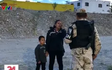 Người mẹ di cư khóc nức nở cầu xin lính Mexico cho vượt biên sang Mỹ