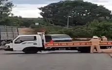 Vụ xe chở gỗ tông thẳng xe cảnh sát: Tài xế bị điều tra tội "giết người"