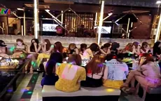 Nữ tiếp viên ăn mặc khiêu dâm phục vụ khách trong nhà hàng
