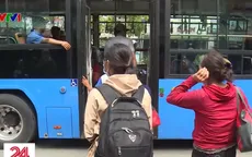 Bắt giữ băng nhóm chuyên dàn cảnh móc túi trên xe bus ở TP.HCM