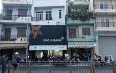 Nam thanh niên cầm vật giống súng xông vào ngân hàng tại TP.HCM