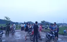 Người dân gần bãi rác Nam Sơn dỡ lều bạt, mở đường cho xe rác vào