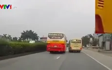 Phạt 15 triệu đồng tài xế xe bus và xe khách lạng lách trên Quốc lộ 5