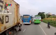 Xe khách ngang nhiên dàn hàng ngang trên quốc lộ