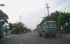 Sang đường không bật xi nhan, xe tải suýt gây tai nạn