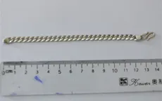 Đang chơi, bé trai nuốt sợi dây chuyền bạc dài 14cm