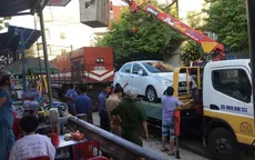 Đỗ xe ô tô trên đường ray tàu hỏa rồi vào nhà ngủ