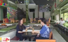 Thưởng thức cà phê giữa hồ cá tiền tỷ
