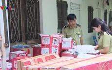 Tạm giữ hàng nghìn sản phẩm bánh kẹo không rõ xuất xứ tại Hà Nội