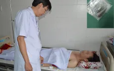 Lấy mũi dao đâm sâu vào tủy sống nam thanh niên
