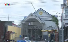 Lợp mái nhà, một người bị điện giật trọng thương