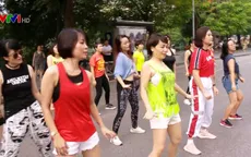 Lớp học nhảy Zumba đặc biệt ở phố đi bộ Hồ Gươm
