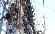 Dây điện chằng chịt như mạng nhện ở TP.HCM