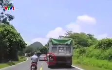 Pha cứu nguy của tài xế xe ben