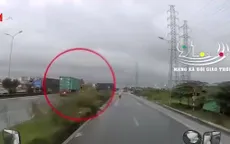 Clip: Xe container phóng nhanh kinh hoàng, lao thẳng vào một xe khác