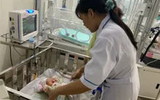 Chỉ vì sinh ra bị sứt môi, bé trai bị mẹ bỏ lại viện