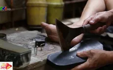 Cụ ông miệt mài sản xuất dép cao su ở giữa lòng Hà Nội