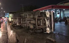 Xe tải lật nhào đè nát xe máy, quốc lộ 1 ùn tắc nghiêm trọng