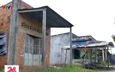 Hàng trăm căn nhà vượt lũ bỏ hoang hơn 15 năm ở Long An