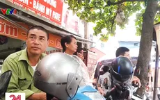 Xe ôm côn đồ lộng hành trước cổng Bệnh viện Nhi Trung ương