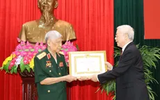Nguyên Tổng Bí thư Lê Khả Phiêu nhận Huy hiệu 70 năm tuổi Đảng