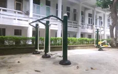 Lắp dụng cụ thể dục ngoài trời cho bệnh nhân